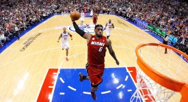 NBA巨星勒布朗·詹姆斯抵达上海，湖人队球星热情互动！