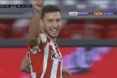 曼联名宿转会巴塞罗那引热议：忠诚与足球圈的抉择